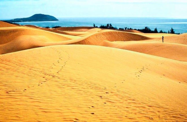 Exploring the White and Red Sand Dunes of Mui Ne – Lines of Latitudes