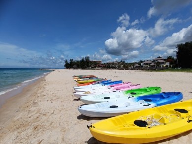 Trải Nghiệm Chèo Thuyền KAYAK và SUP Tại Bãi Biển Resort Mũi Né