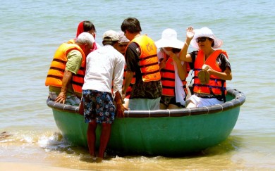 Chèo thuyền thúng trên biển Mũi Né